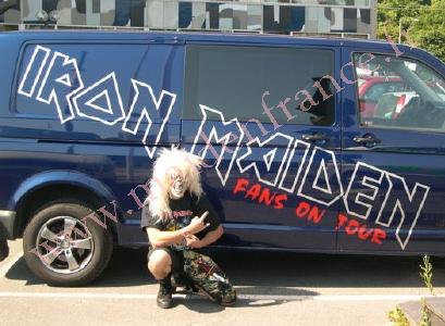 « Là,  Iron Maiden arrivent en hélico, et on va les chercher en Clio »