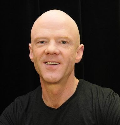 Si on te rasait tous les poils et les cheveux tu ressemblerais à Jimmy Somerville.