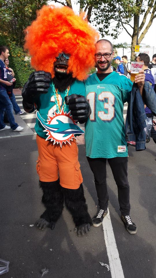 « Un gorille mascotte des Dolphins, je suis peut-être con mais je vois pas le rapport ! »