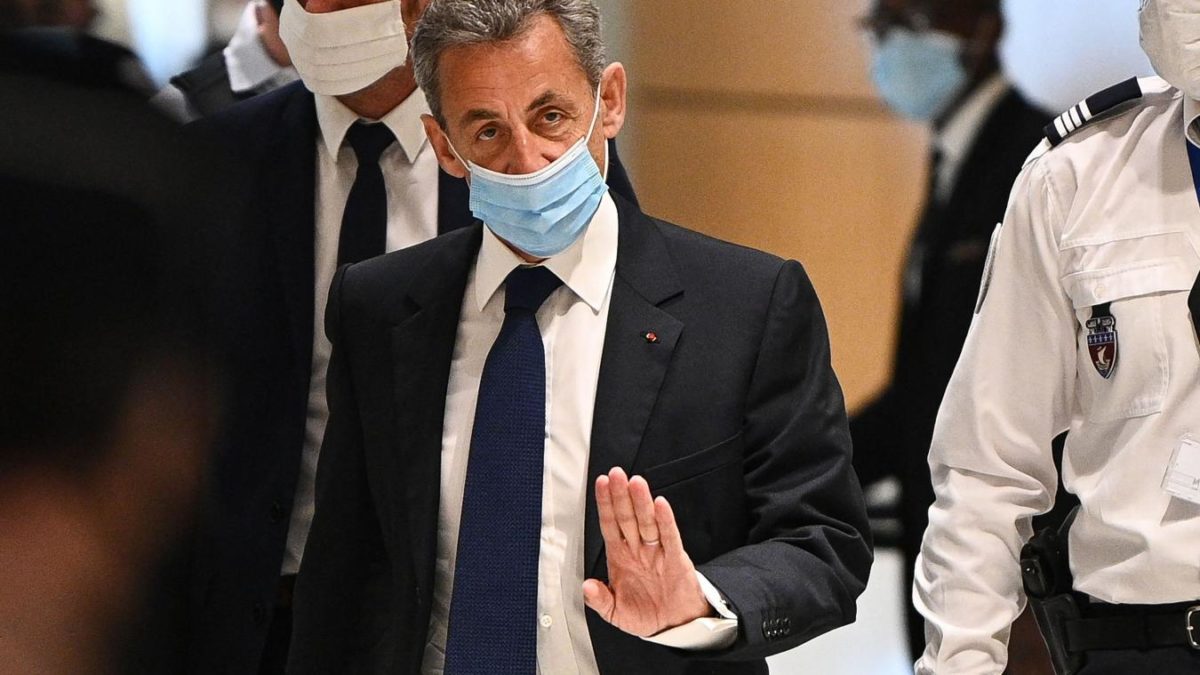 Sarkozy peut encore se sauver avec un concours d’anecdotes